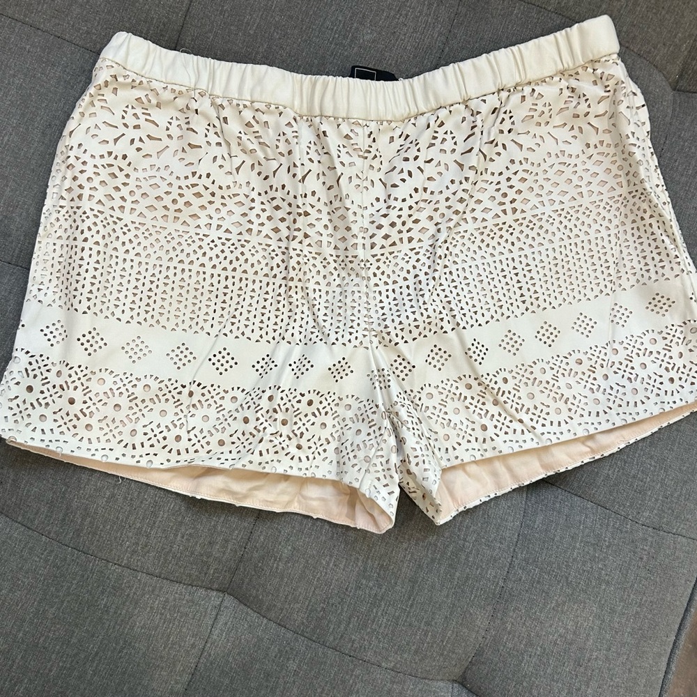 💥PRICE⬇️ DOLCE VITA • Cream faux Leather Laser Cut Out Shorts • size Large